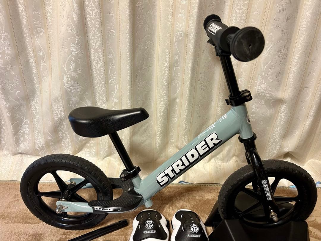 STRIDER バランスバイク 12インチ 限定カラー　専用スタンド付