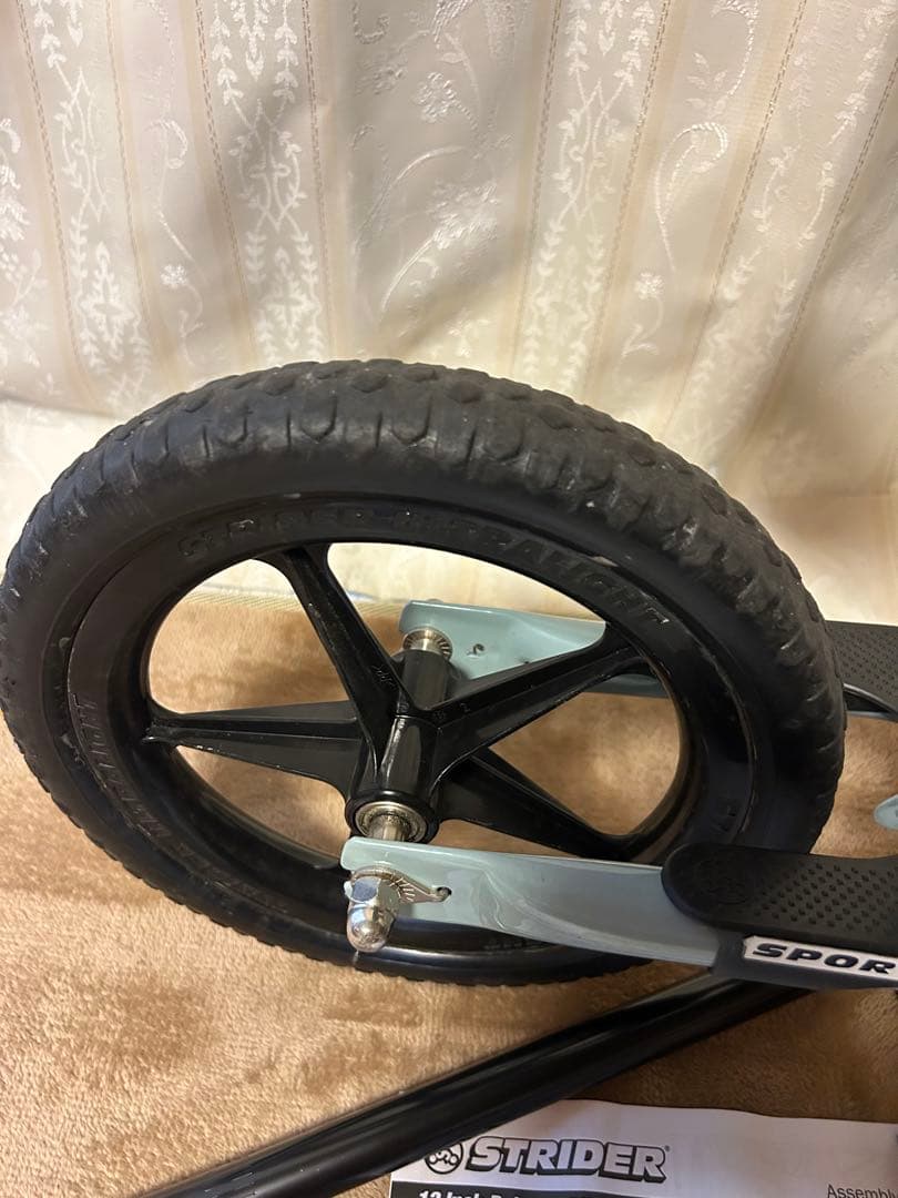 STRIDER バランスバイク 12インチ 限定カラー　専用スタンド付