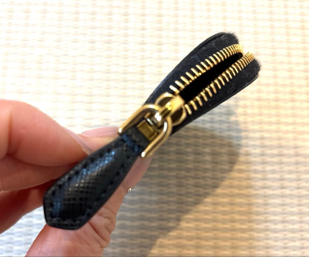 美品 PRADA サフィアーノ トライアングル ケース