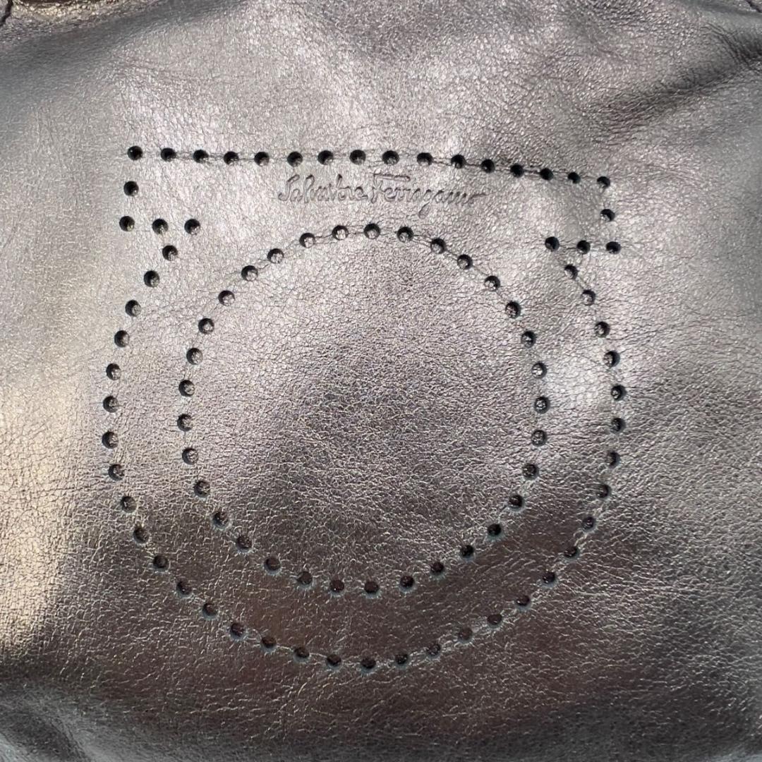 Salvatore Ferragamo ワンショルダーバッグ メタリックレザー