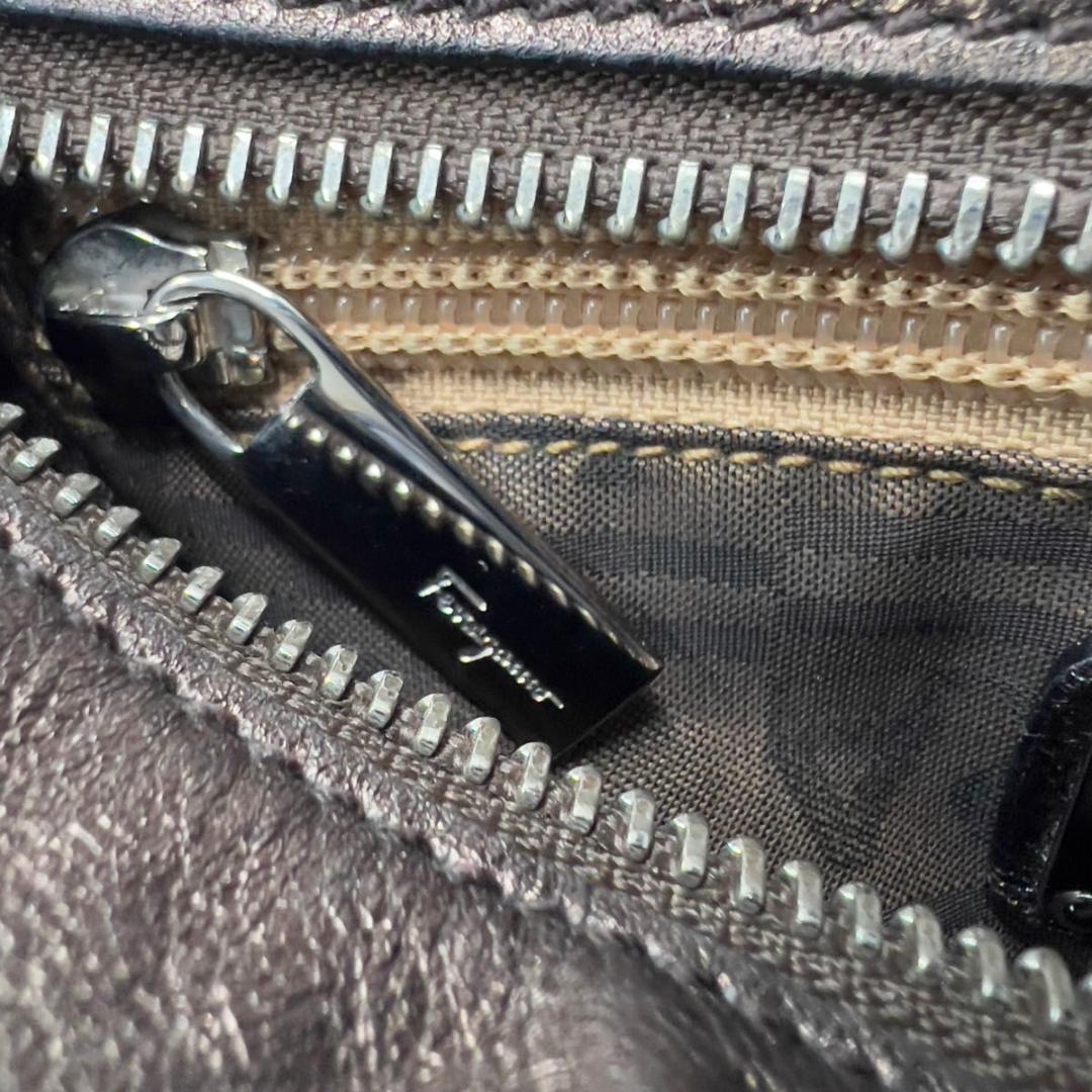 Salvatore Ferragamo ワンショルダーバッグ メタリックレザー