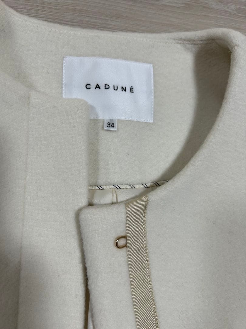 カデュネ　ノーカラーポケットコート　白