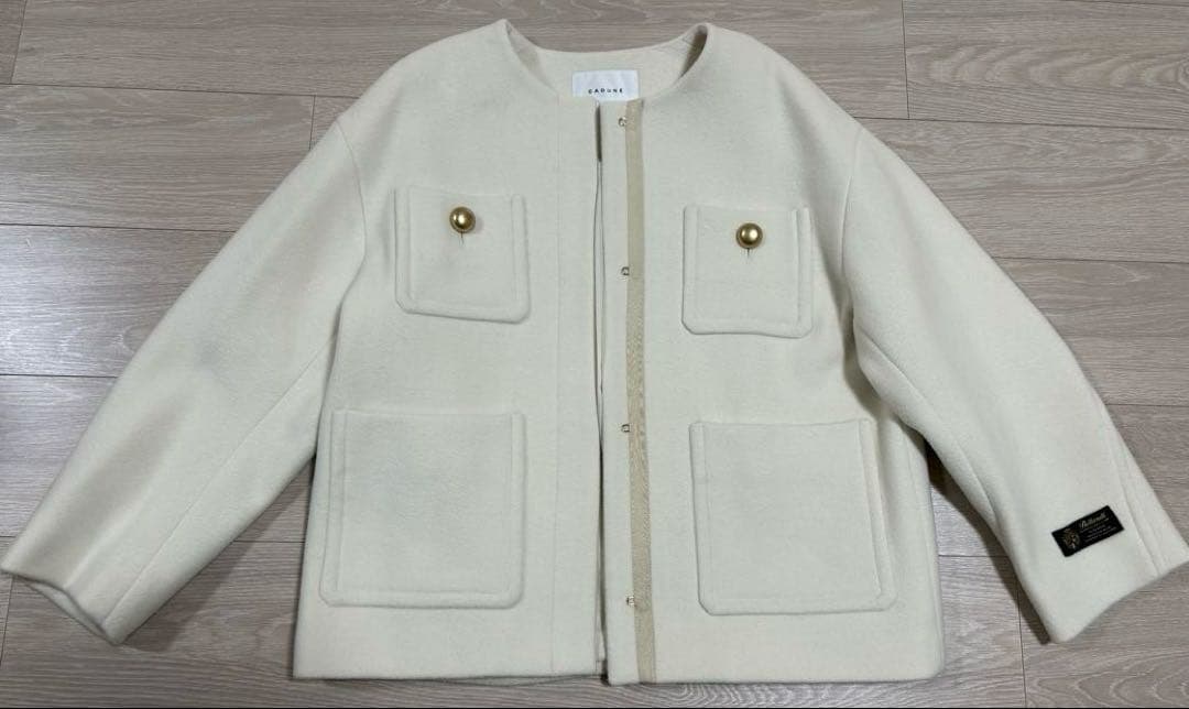 カデュネ　ノーカラーポケットコート　白