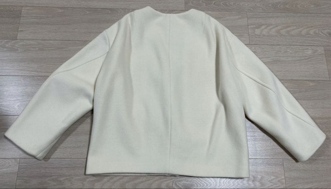 カデュネ　ノーカラーポケットコート　白