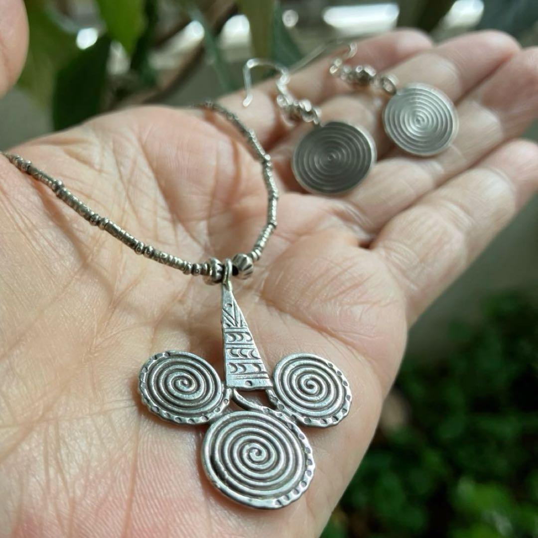 カレンシルバー渦巻チョーカーネックレスとピアス セット