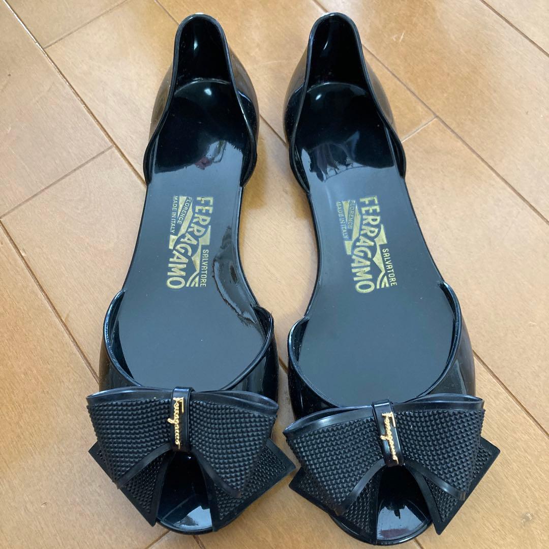 Ferragamo ラバー　サンダル　リボンモチーフ　ブラック　サイズ6