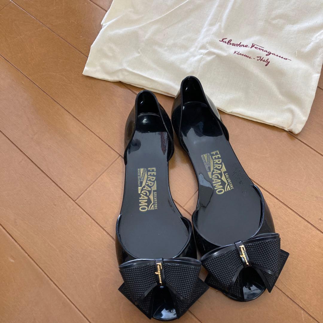 Ferragamo ラバー　サンダル　リボンモチーフ　ブラック　サイズ6