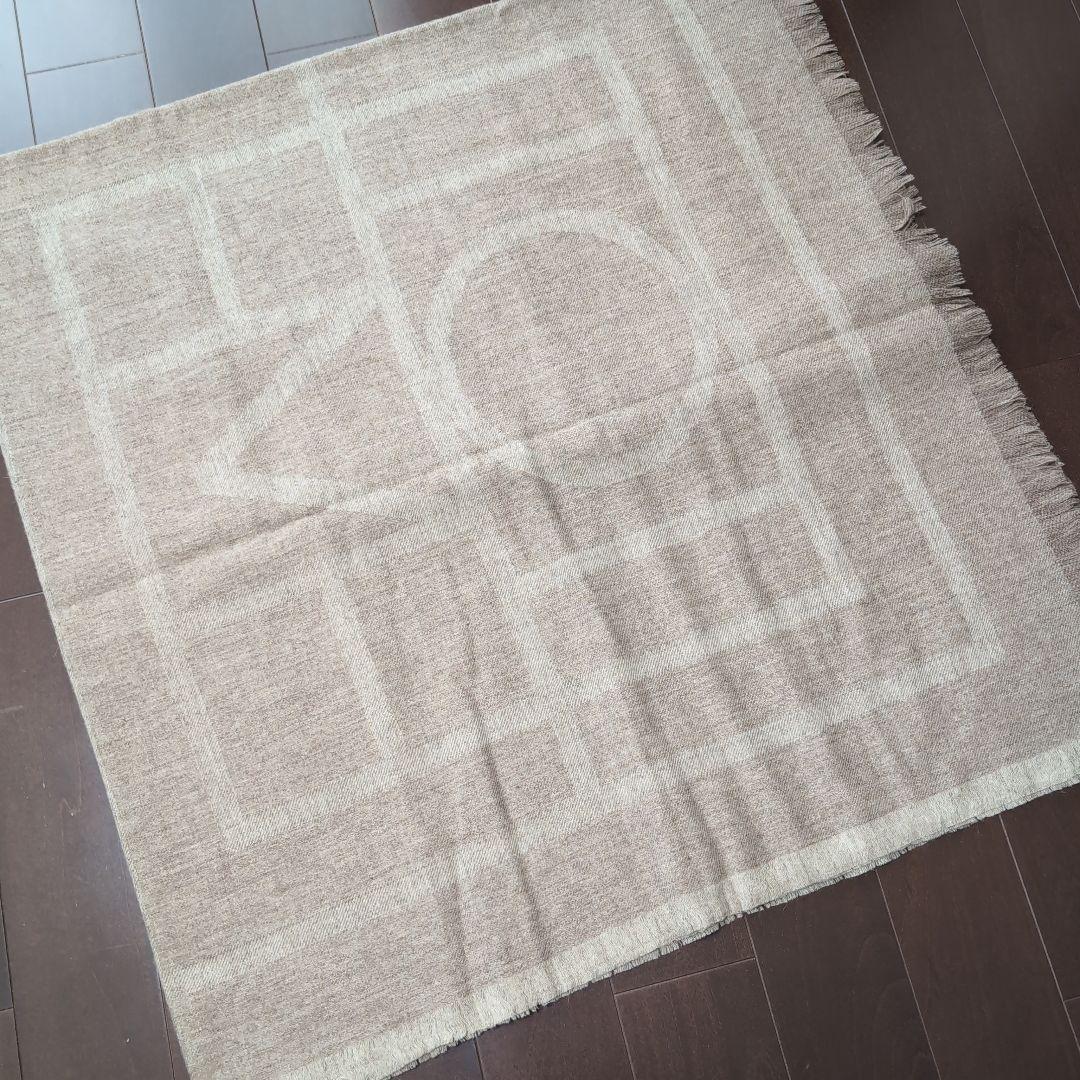 totême ベージュ ストール　大判　ロゴ