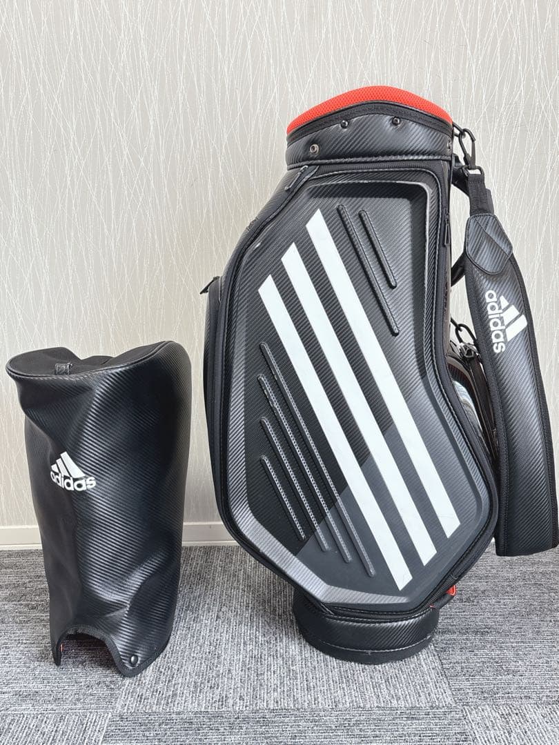 アディダス 迫力の9.5型 合成革製キャディバッグ