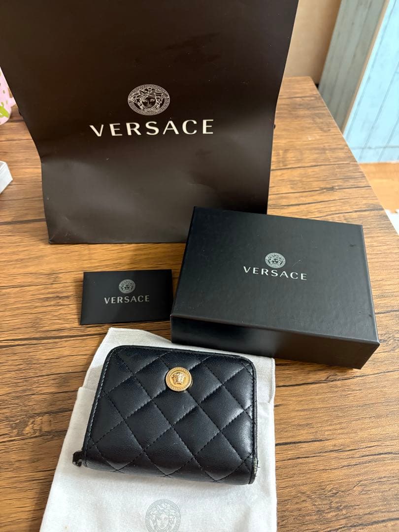VERSACE ヴェルサーチ 二つ折り財布 キルティング レザー メデューサ黒