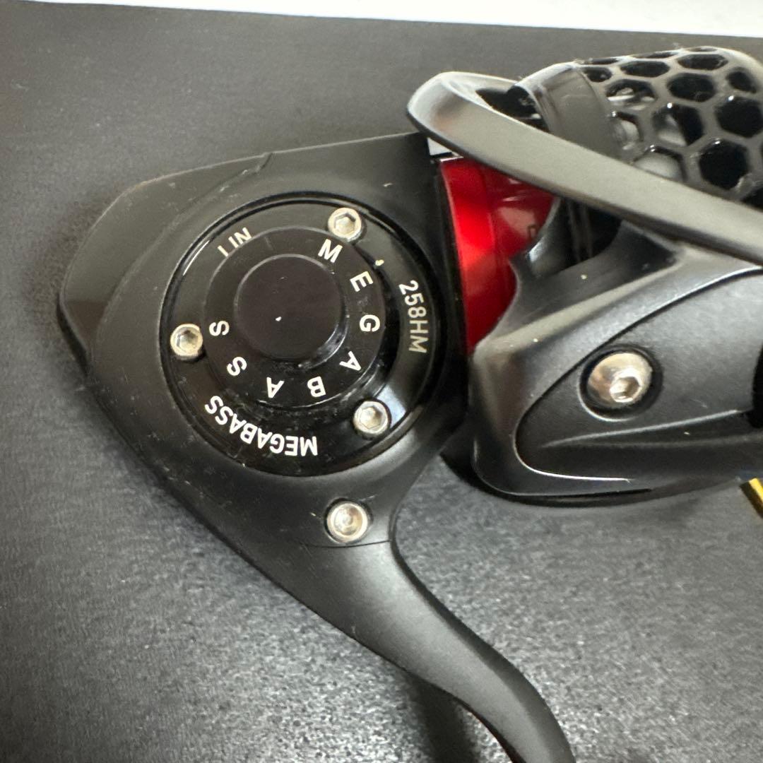 メガバス LIN258HM スピニングリール ブラック