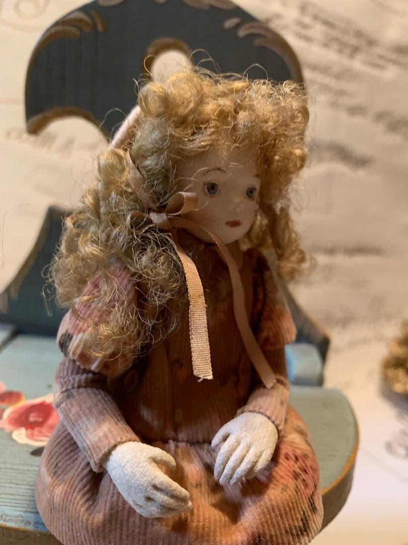 イギリス製アンティーク　女性作家の赤毛のアンの人形！ずっーと座ってますが可愛い！