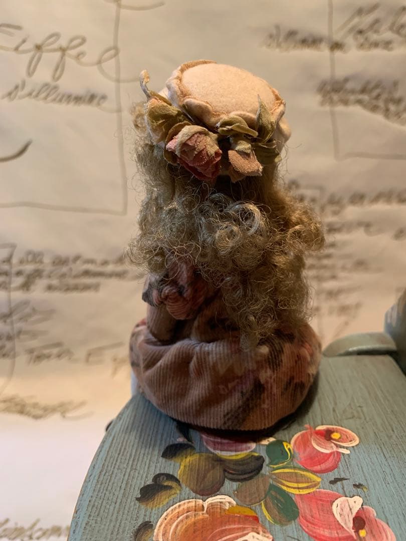 イギリス製アンティーク　女性作家の赤毛のアンの人形！ずっーと座ってますが可愛い！