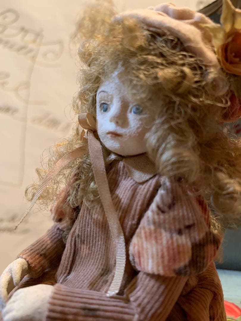 イギリス製アンティーク　女性作家の赤毛のアンの人形！ずっーと座ってますが可愛い！