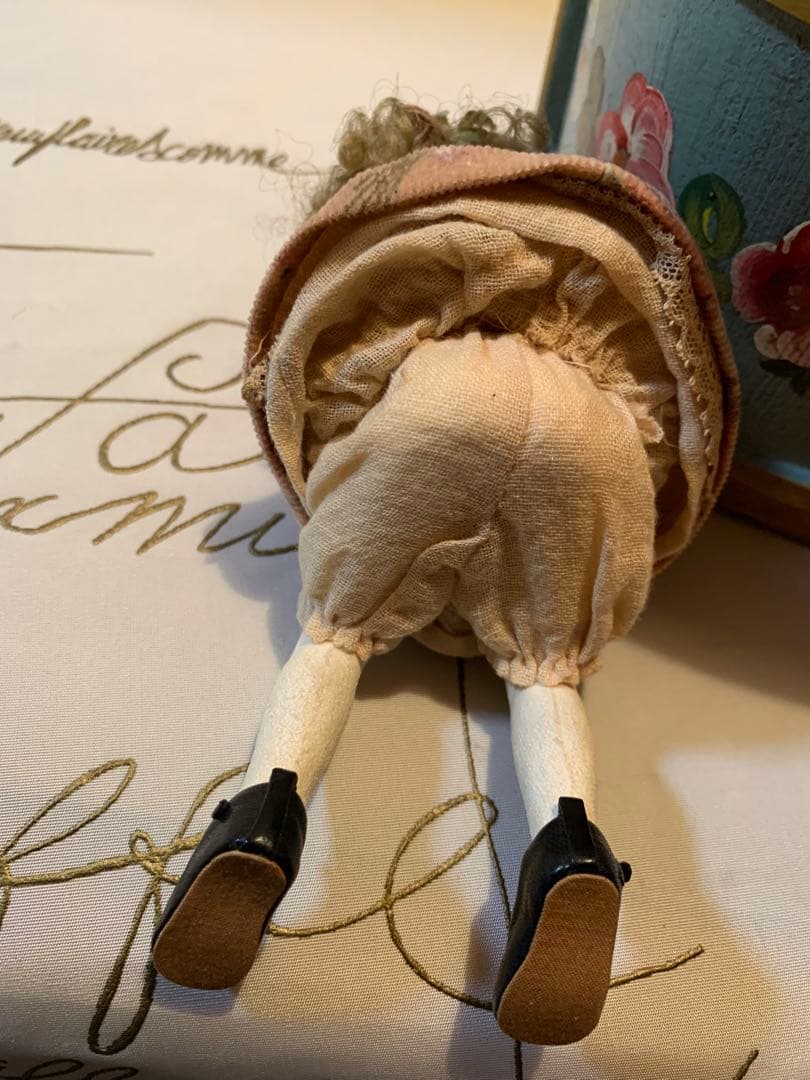 イギリス製アンティーク　女性作家の赤毛のアンの人形！ずっーと座ってますが可愛い！