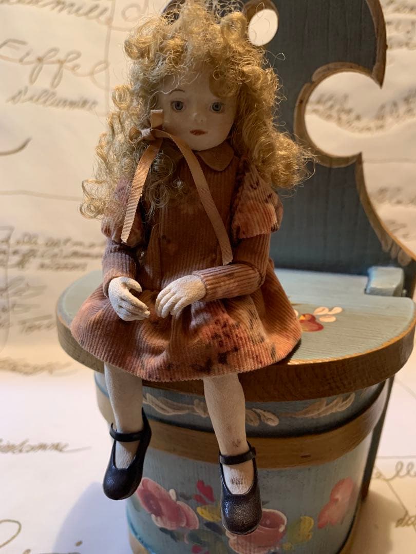 イギリス製アンティーク　女性作家の赤毛のアンの人形！ずっーと座ってますが可愛い！