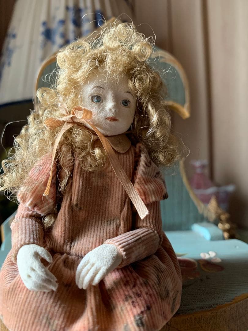 イギリス製アンティーク　女性作家の赤毛のアンの人形！ずっーと座ってますが可愛い！