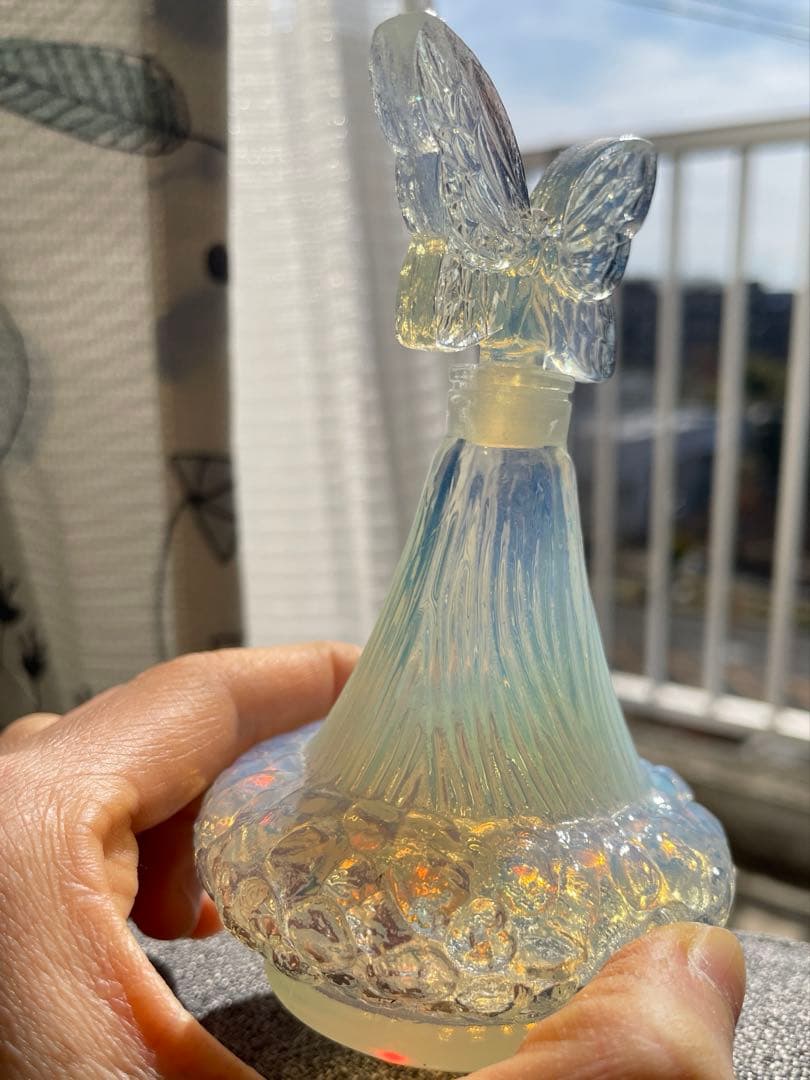 オパールセントガラス　香水瓶