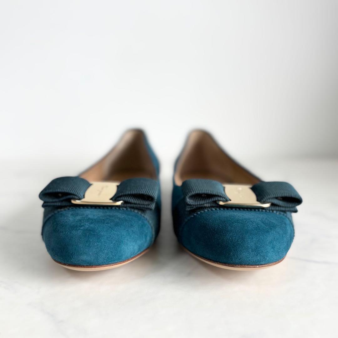 極美品 フェラガモ 6D ヴァリナ ヴァラリボン フラットパンプス グリーン 金