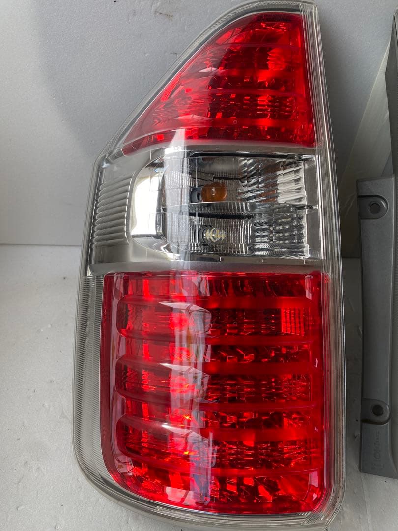 トヨタ ノア 70系 後期 純正 LED テールランプ 左右セット