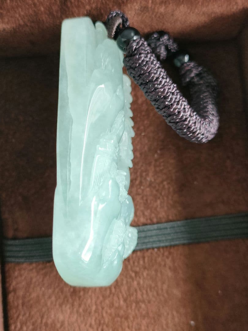 新品　翡翠 彫刻風景 ペンダント