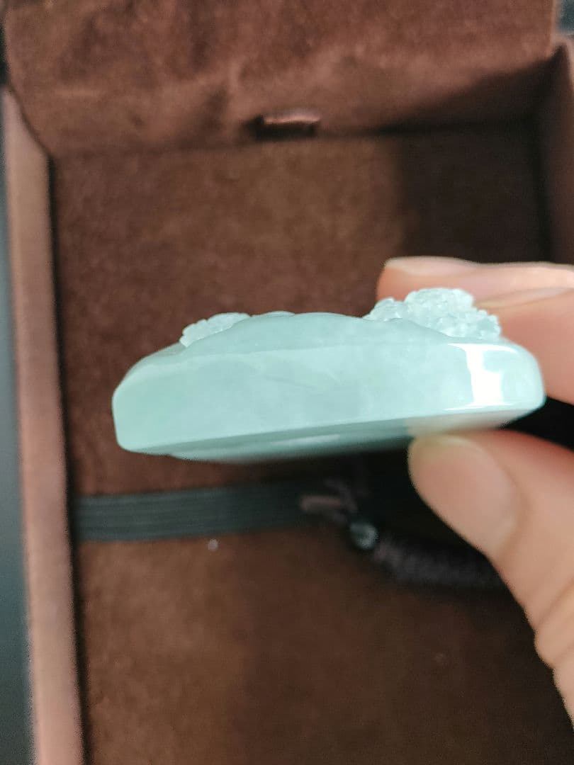 新品　翡翠 彫刻風景 ペンダント