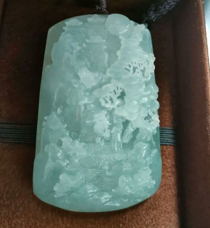 新品　翡翠 彫刻風景 ペンダント
