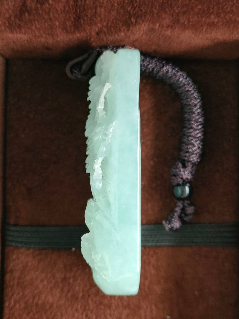 新品　翡翠 彫刻風景 ペンダント