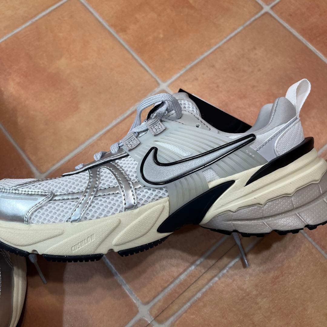 靴 NIKE V2K RUN
