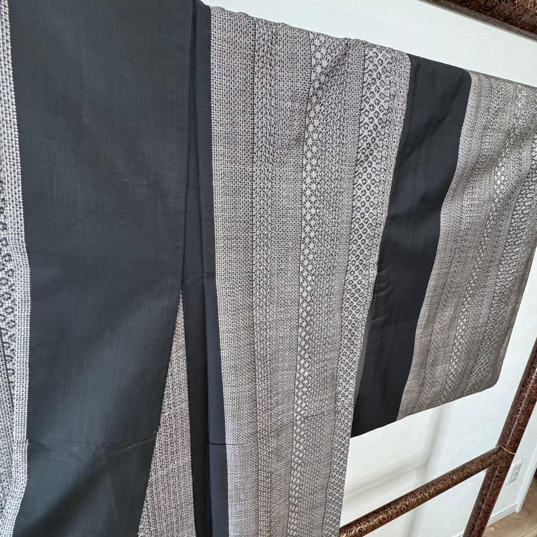 超美品　着物　本場大島紬 縦横　割込絣　正絹　泥染　シンプル　モダン　162