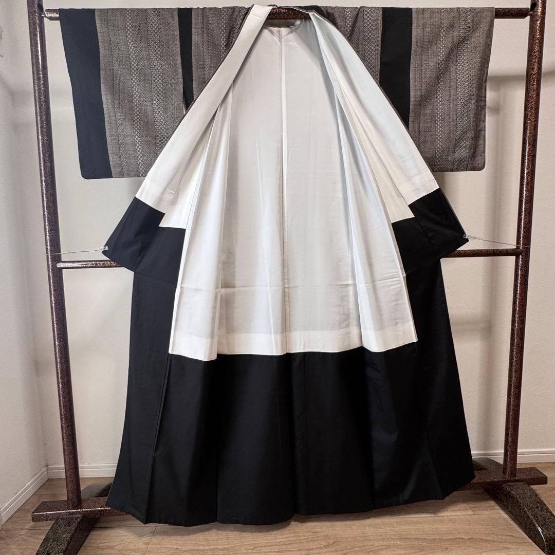 超美品　着物　本場大島紬 縦横　割込絣　正絹　泥染　シンプル　モダン　162