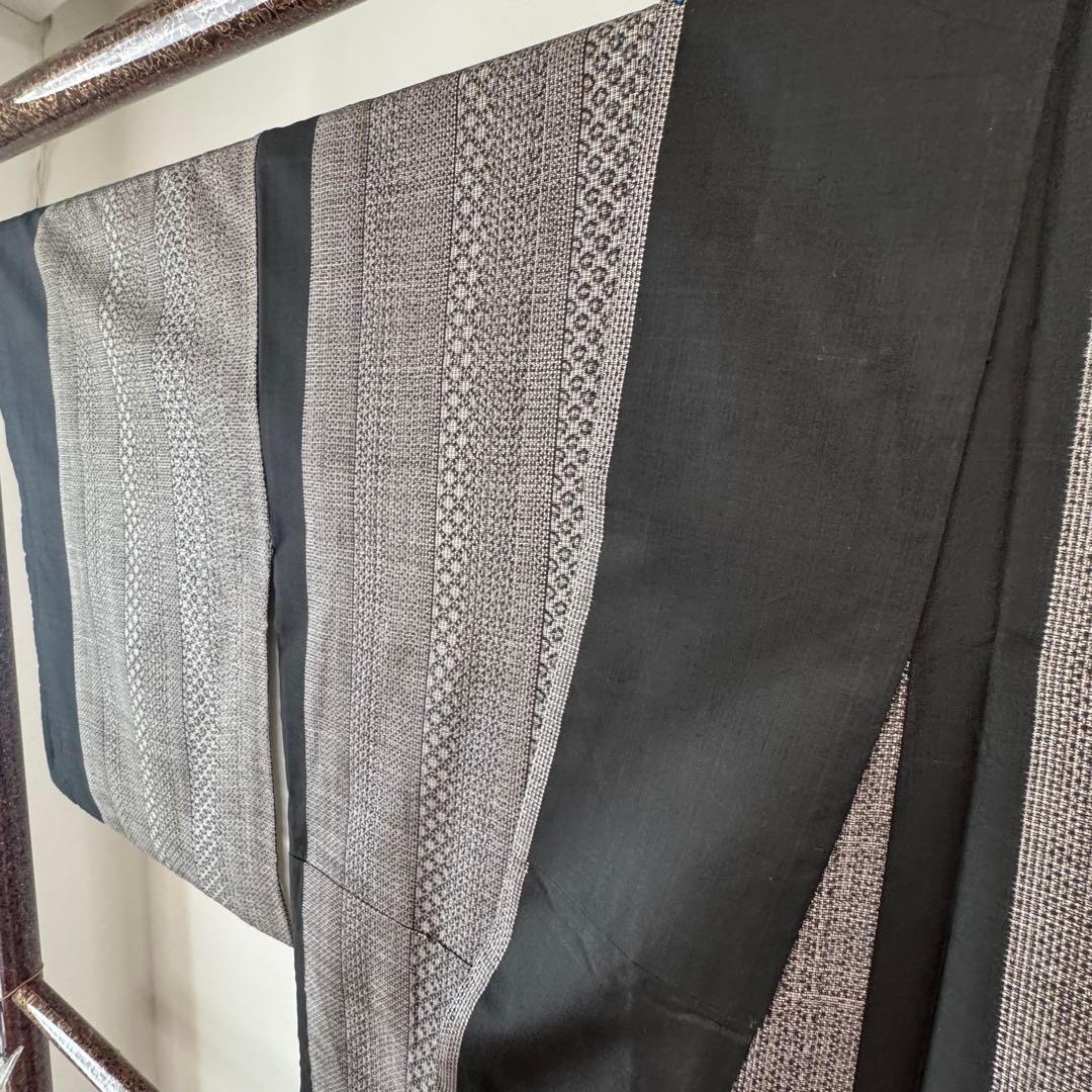 超美品　着物　本場大島紬 縦横　割込絣　正絹　泥染　シンプル　モダン　162