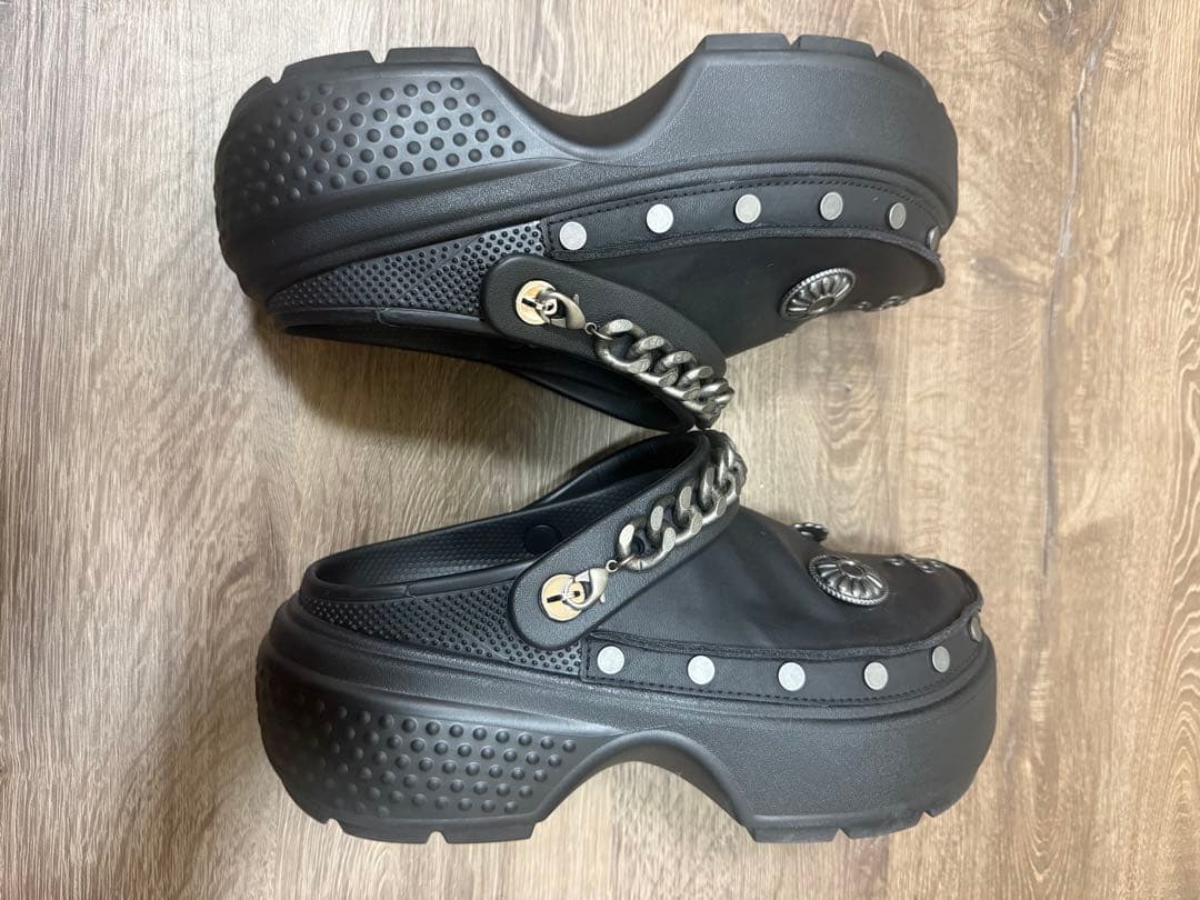 Crocs ブラック クロッグサンダル メタルチェーン付き