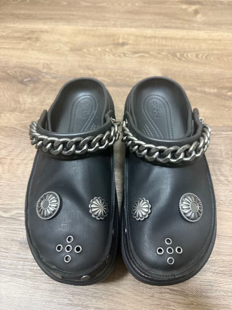 Crocs ブラック クロッグサンダル メタルチェーン付き