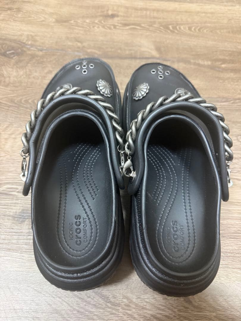 Crocs ブラック クロッグサンダル メタルチェーン付き
