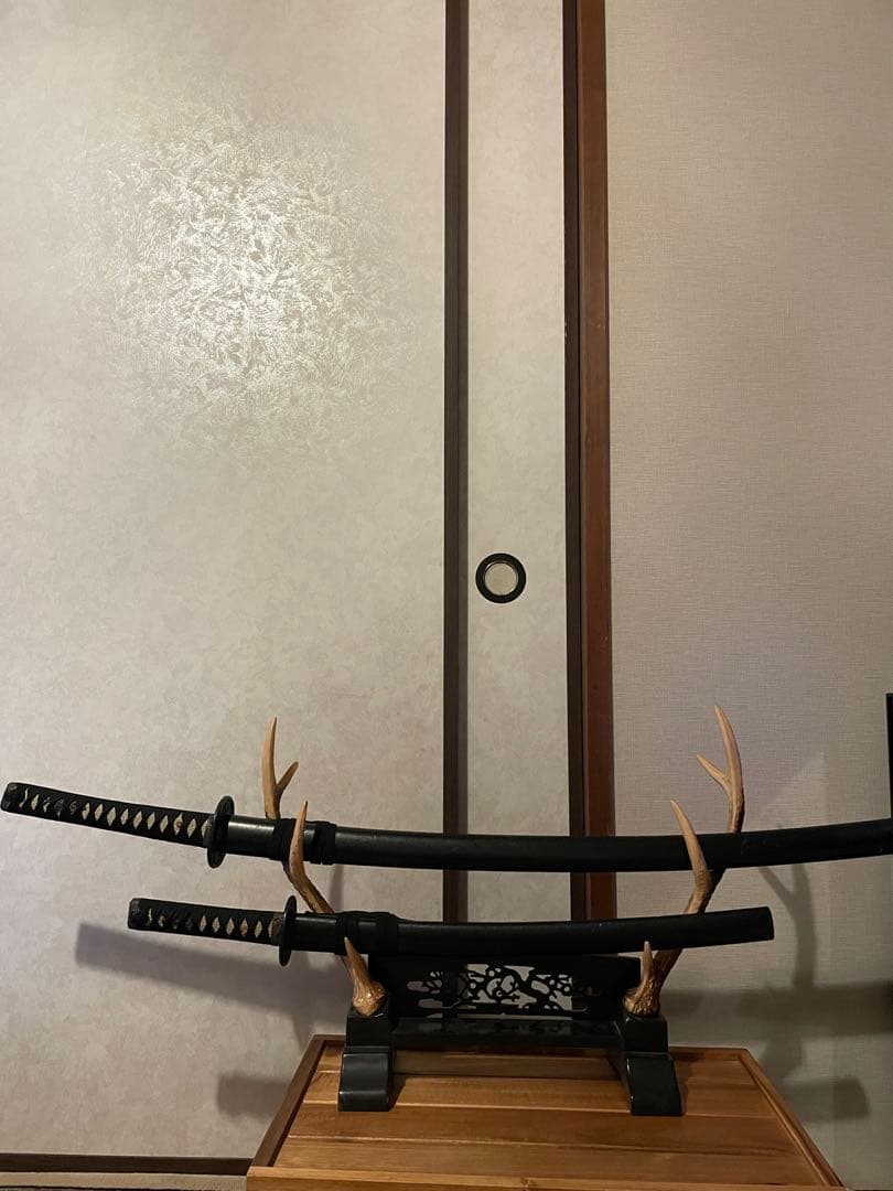 鹿角風台座　鞘付き模造刀２本　合計３点セット