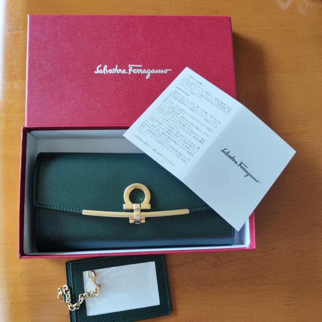 フェラガモ　グリーン長財布