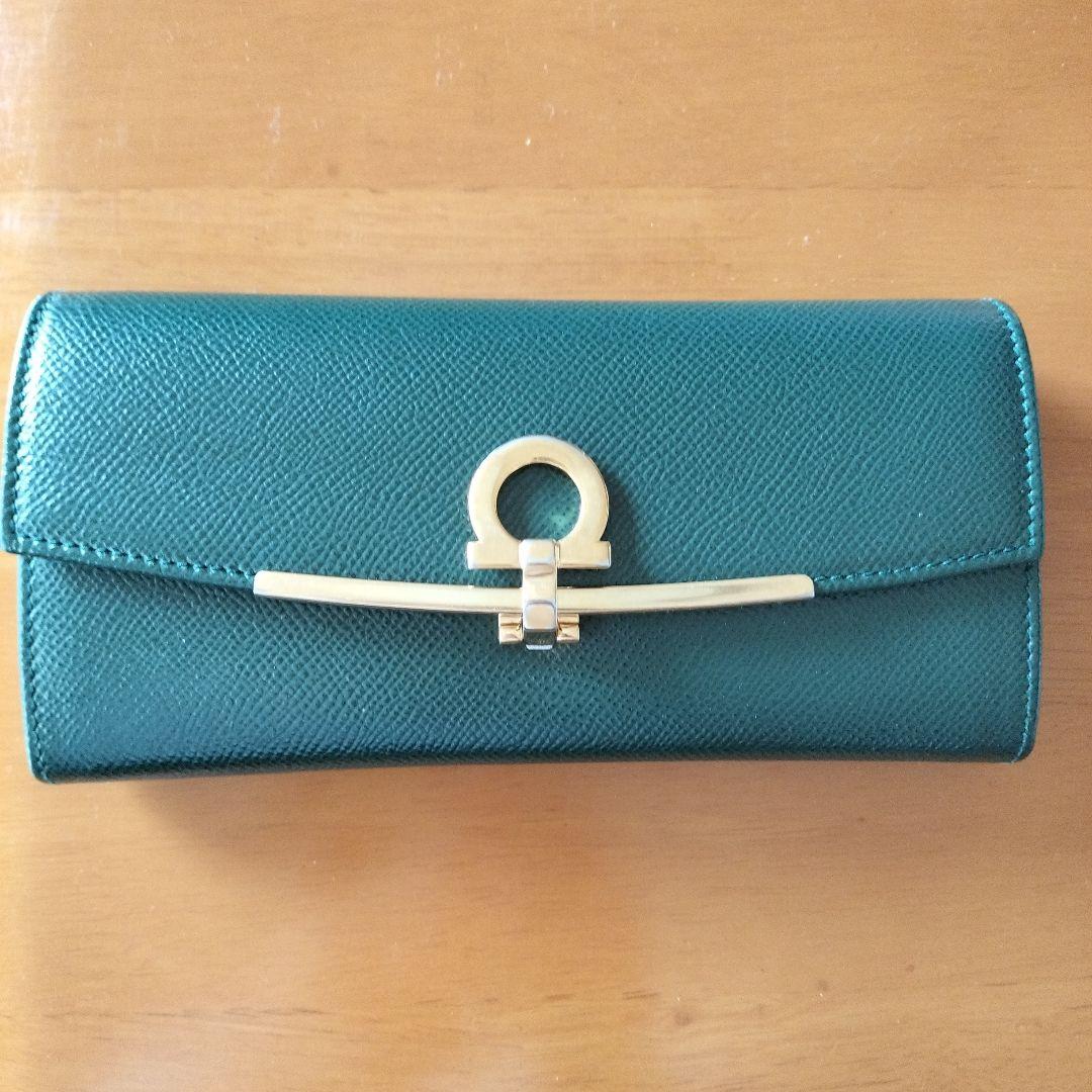 フェラガモ　グリーン長財布