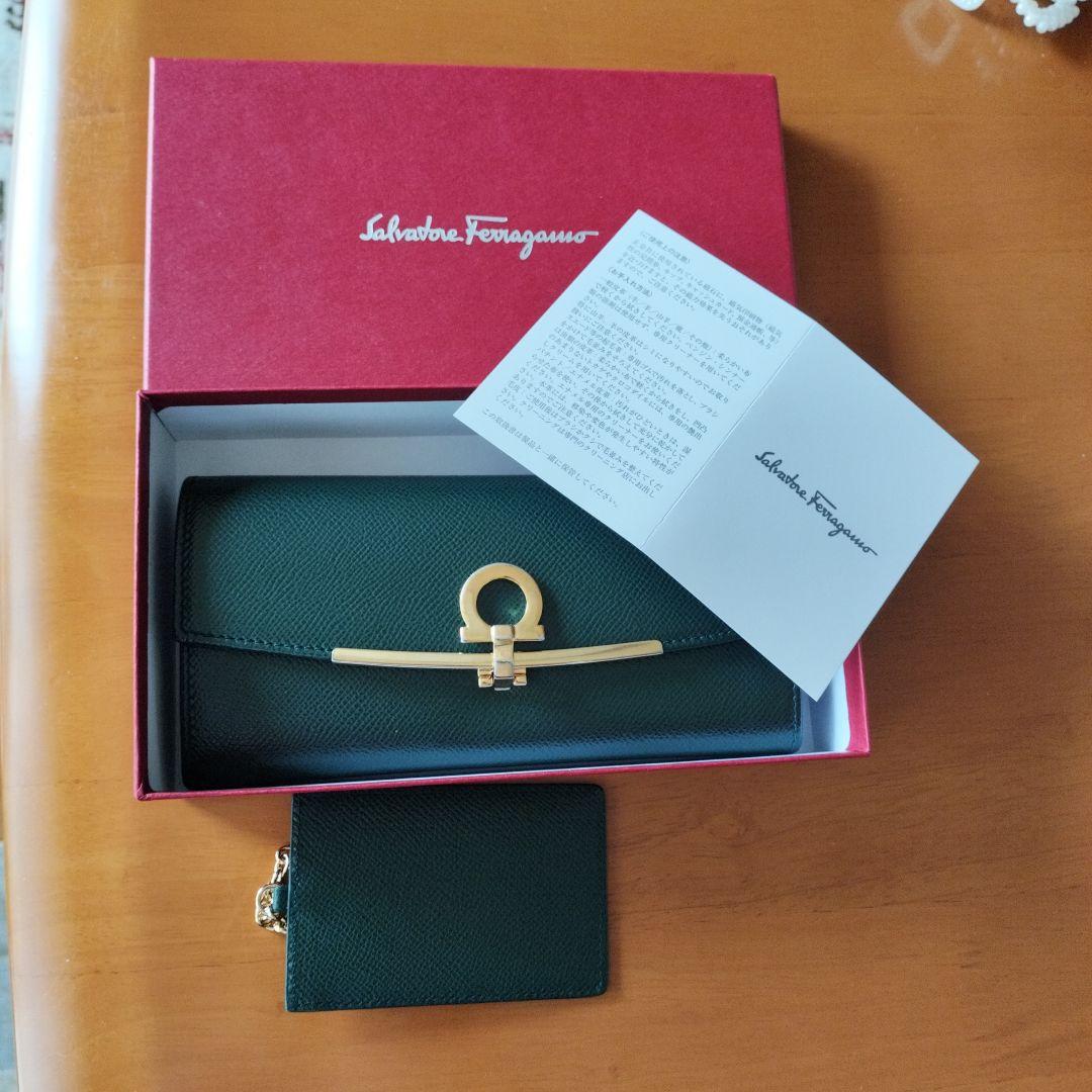 フェラガモ　グリーン長財布
