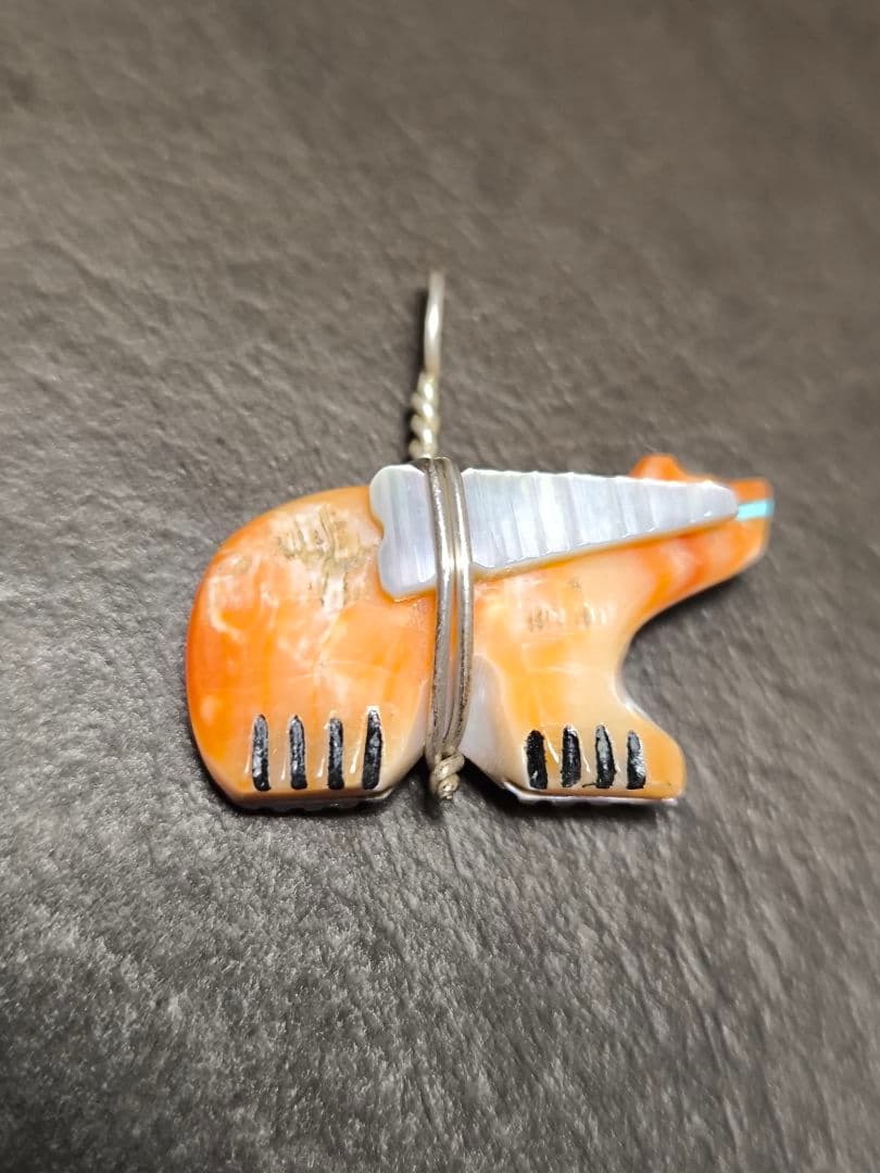 ズニ族  ナバホ 熊クマ サンフェイス ホワイトシェル・ペンダント