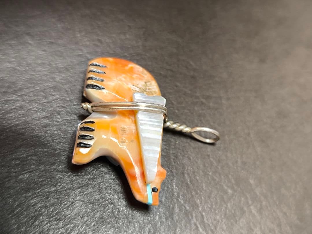 ズニ族  ナバホ 熊クマ サンフェイス ホワイトシェル・ペンダント