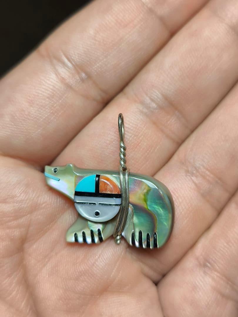 ズニ族  ナバホ 熊クマ サンフェイス ホワイトシェル・ペンダント