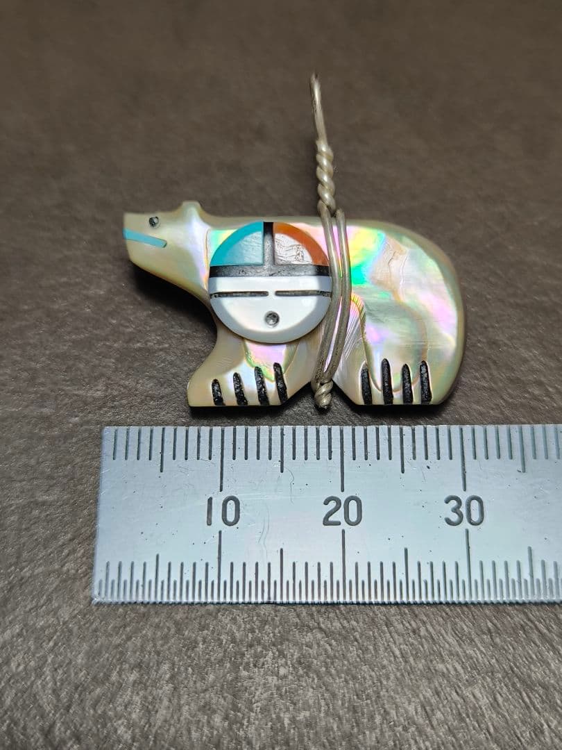 ズニ族  ナバホ 熊クマ サンフェイス ホワイトシェル・ペンダント