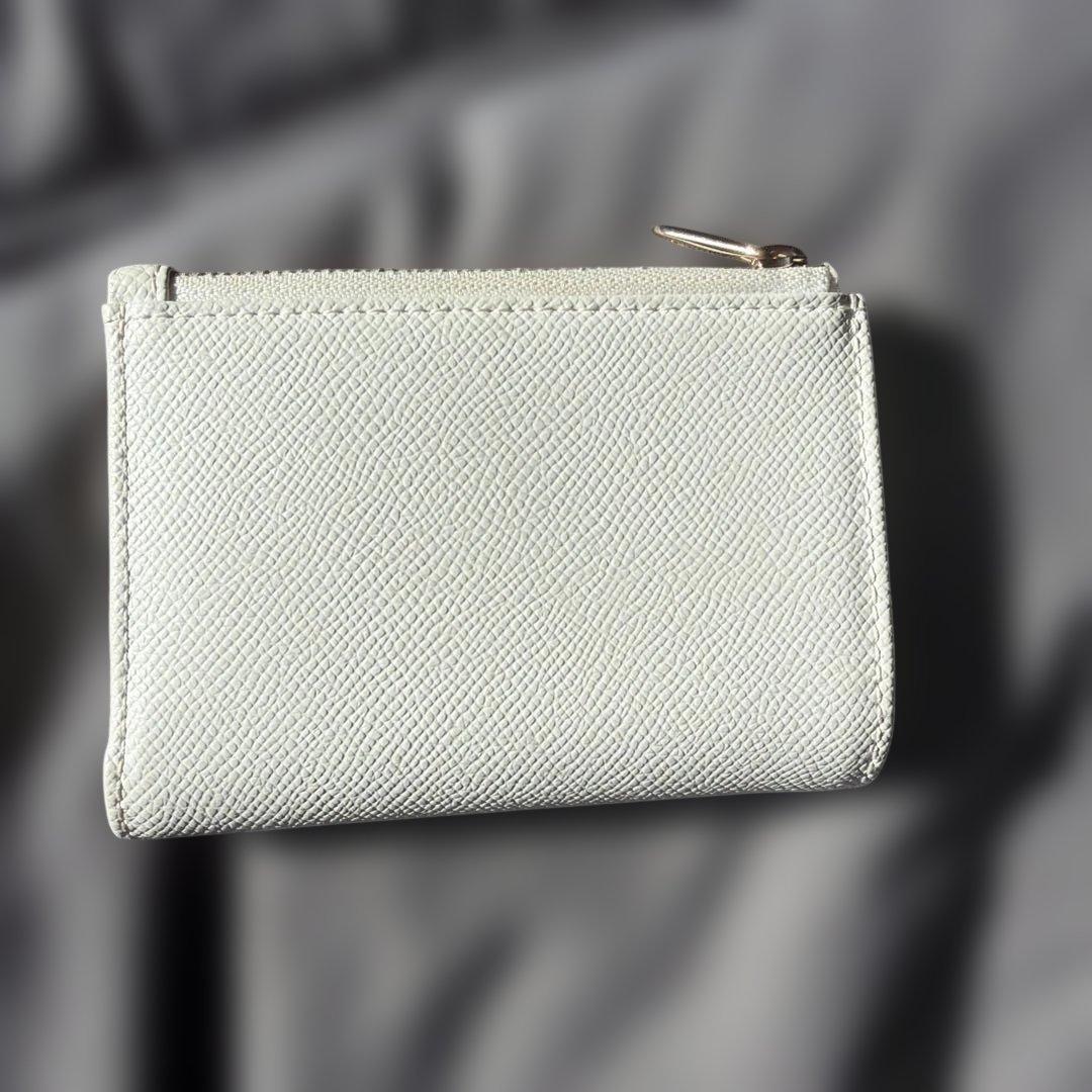 フルラ 二つ折り財布　白　花柄　袋付き