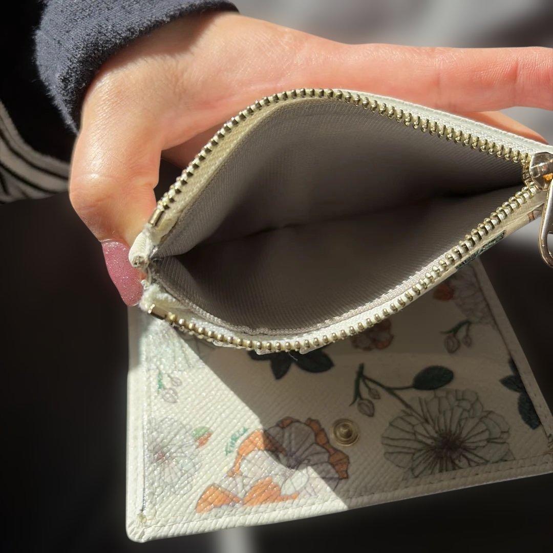 フルラ 二つ折り財布　白　花柄　袋付き