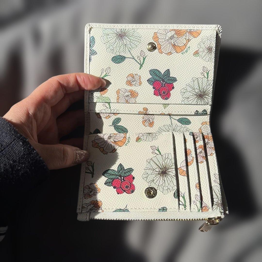 フルラ 二つ折り財布　白　花柄　袋付き