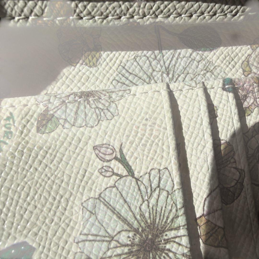 フルラ 二つ折り財布　白　花柄　袋付き