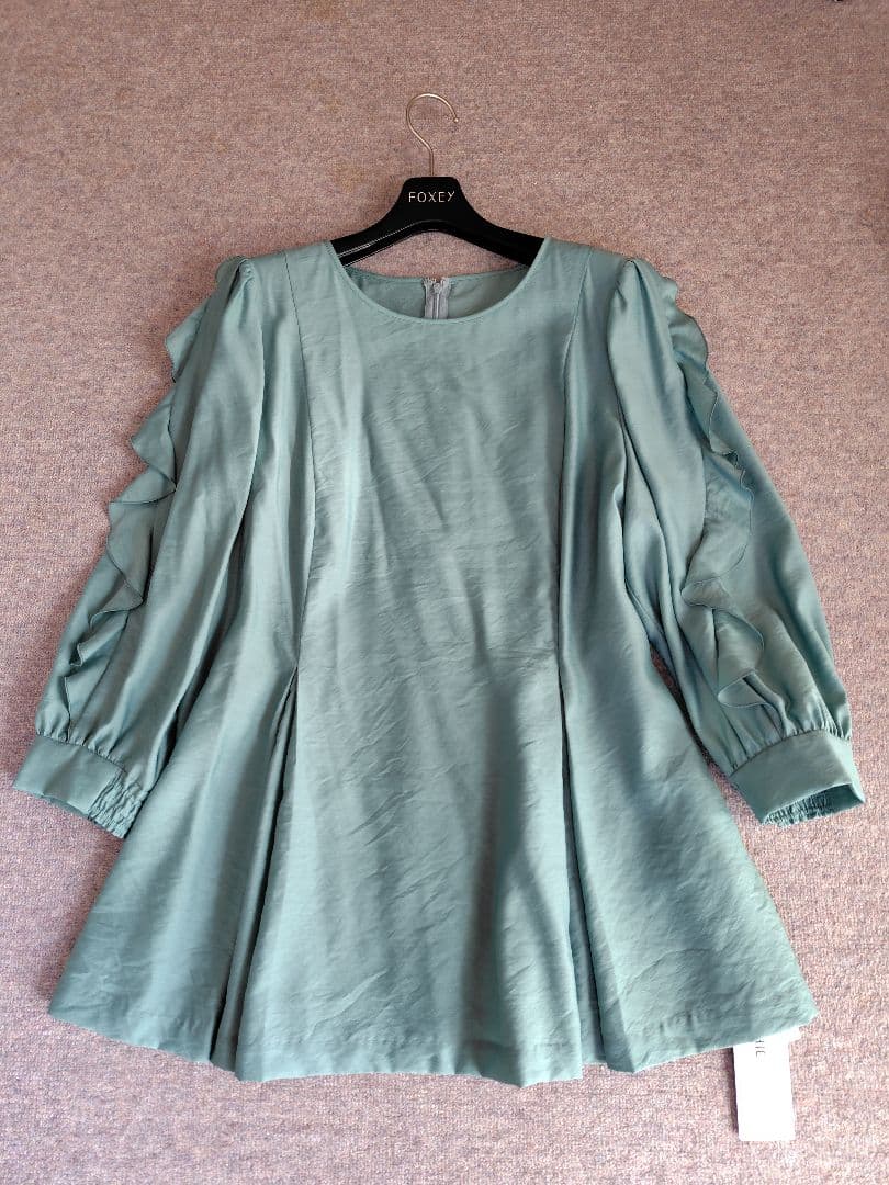 大きいサイズ新品TO BE CHIC　フリルスリーブ ブラウス46緑45100円