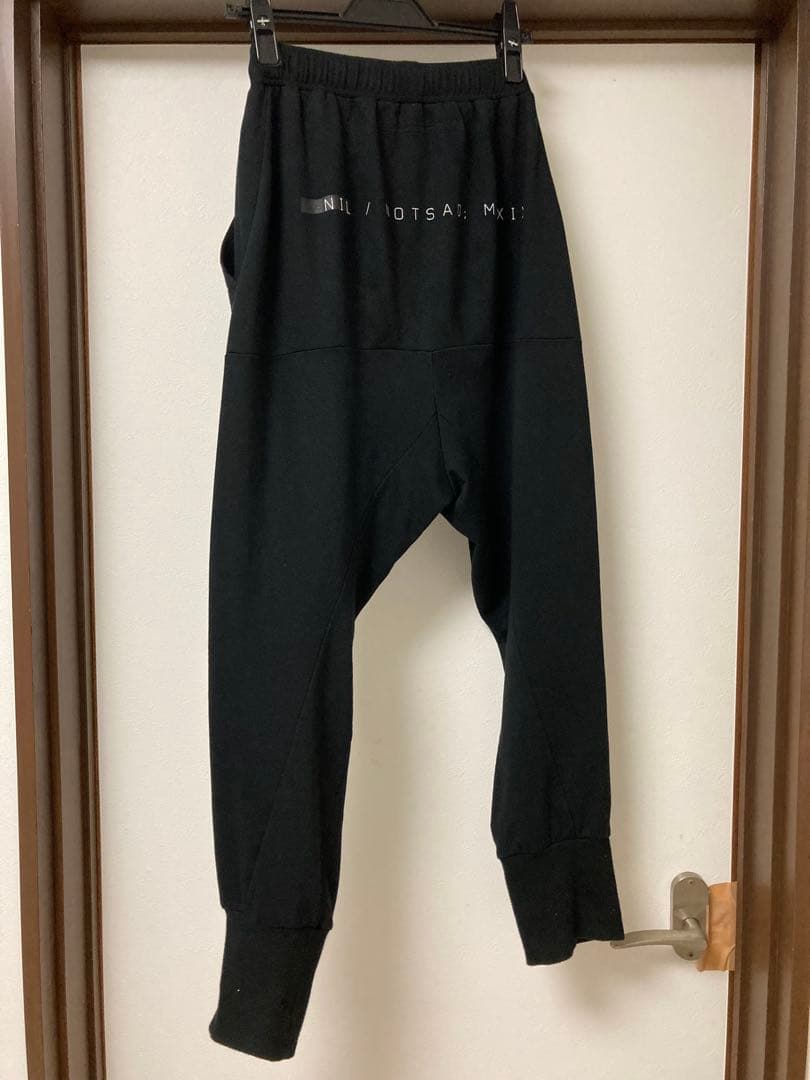 NILoS NOT SAD グラフィックサルエルパンツ ブラック BK 1