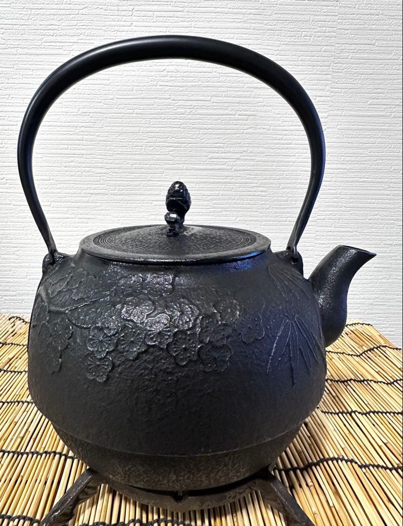 未使用品、付属品付　南部運南堂 鍋元造　松竹梅　２８型　大型鉄瓶　南部鉄瓶